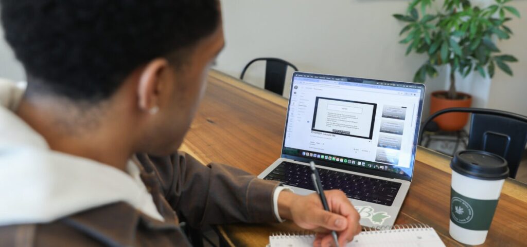 A side-by-side look at traditional and online learning for a bachelor's degree in psychology.